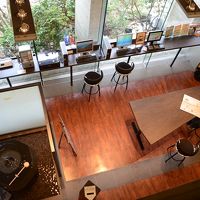 上階から見下ろした明るいロビー部分。ネット・コーナーもあり。