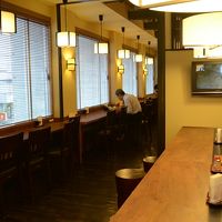 朝食用食堂。明るく広くて気分よし。