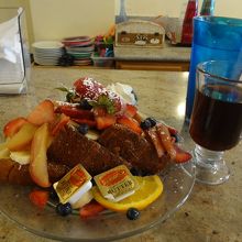 フルーツ全部載せフレンチトーストとホットコーヒー