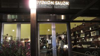 三条通りに一際目立つお洒落なサロン