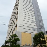 JR魚津駅から２００mほどのホテル外観。