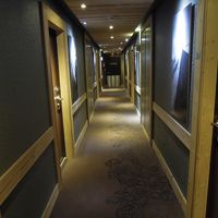 廊下は狭いけどセンスがいい