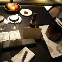 ウェルカムフルーツとワインにチョコ