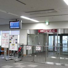 搭乗口　ゲートA〜C　