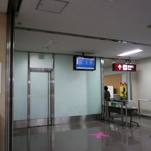 荷物チェック　搭乗口