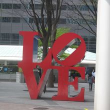 この彫刻は新宿の名所の一つ