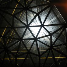 ビルを真下から眺める