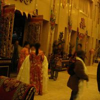 宿泊者は民族音楽の生演奏に迎えられ首にカターをかけてもらえる