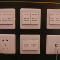 ベッドの横のボタンはたくさんありすぎて、暗いと何がなんだか