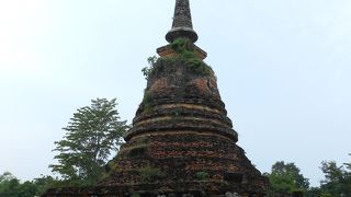 象に囲まれた仏塔
