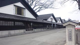 黒い倉庫が連なります