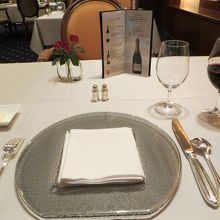 まずは赤ワインのサーブ。