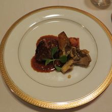 メインのステーキ。美味でした。