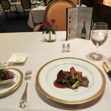 サラダとメイン。