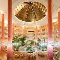 ロビーは吹き抜けで豪華