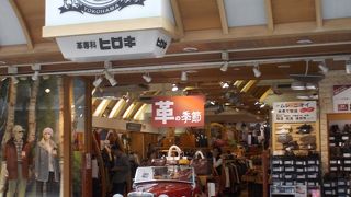 皮、革、皮革、、、圧巻の店内