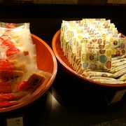 人気のあるおせんべい屋さんです。