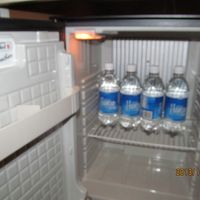 冷蔵庫の中にペットボトルの水（補充なし）