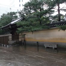 塀前に祇園山笠発祥の地石碑