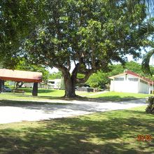 更衣スペースのあるトイレ（白い壁＆赤い屋根）