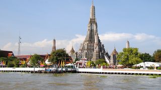 華麗な装飾の暁の寺