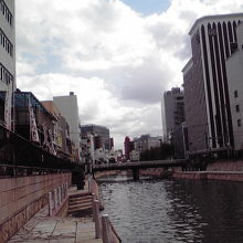 ぜんざいやさんの店内を抜けると那珂川の河畔にでる　対岸は中洲