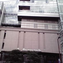 商店街を抜けると博多リバレイン・イニミニマニモ