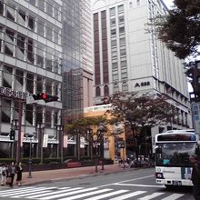 商店街を抜けると博多座方面