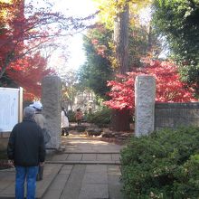 墓地の入口にある案内板を注意深く見よう