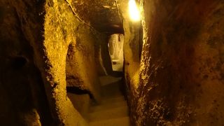 地下の生活あとの遺跡