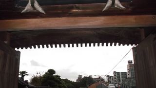 山門の篇額立派・・(土)壁伝いに参道が・・