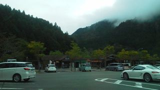 高知道下り車線にあります。