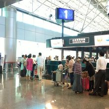 チェックインカウンター混雑