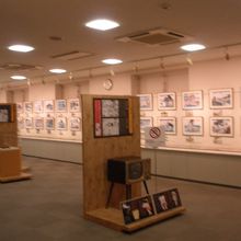 絵や物が所狭しと並べられています。