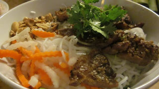 フエ料理のお店。店内はきれいです。