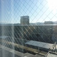 部屋から間近に北上駅が見えます