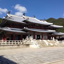 セットとは思えない立派な宮殿です