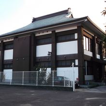 納骨堂　駐車場から