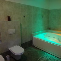 ジャグジー付きのお風呂は広々