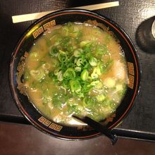 このスープは美味しいなあ。具が少ないのも僕の好みだ。