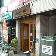 駅そばの商店街の通り沿いにあるお店です。