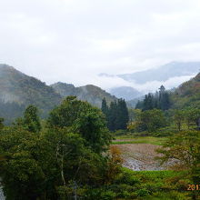 朝もやにかすむのは越後駒ヶ岳。