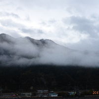 朝モヤにけぶる部屋からの眺め。