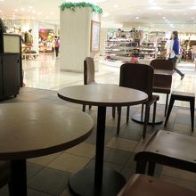 スターバックス側からの店内通り抜けも出来る