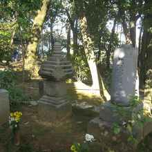 祖風翁句碑（右）と杜若姫供養塔