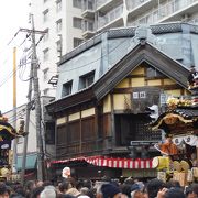 川越まつり　お囃子を奏でながら山車が蔵造りの通りを行く