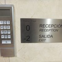 エレベーターの横にある装置に、行き先階を打ち込みます