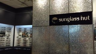 ワイキキで有名なサングラスのお店、サングラスはハワイでは必須だからのぞいてみては？