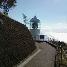 脇道のような小道の先にあるのがわかるでしょうか？