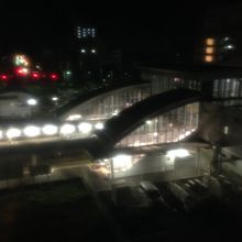 深夜に部屋から撮影した駅の様子。駅チカなのが分かる。